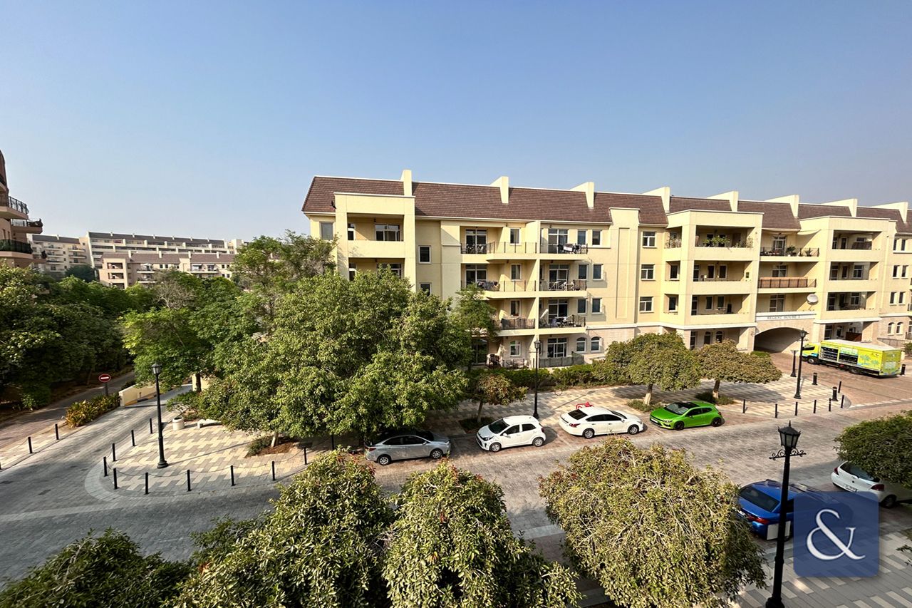 One Bedroom | 1,052 Sqft | Corner Unit