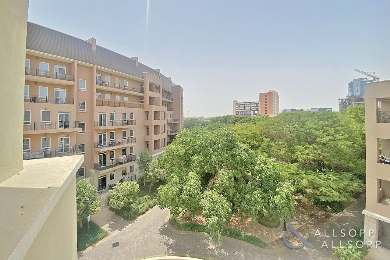 Corner Unit | Top Floor | 983 SQFT | 1 Bed