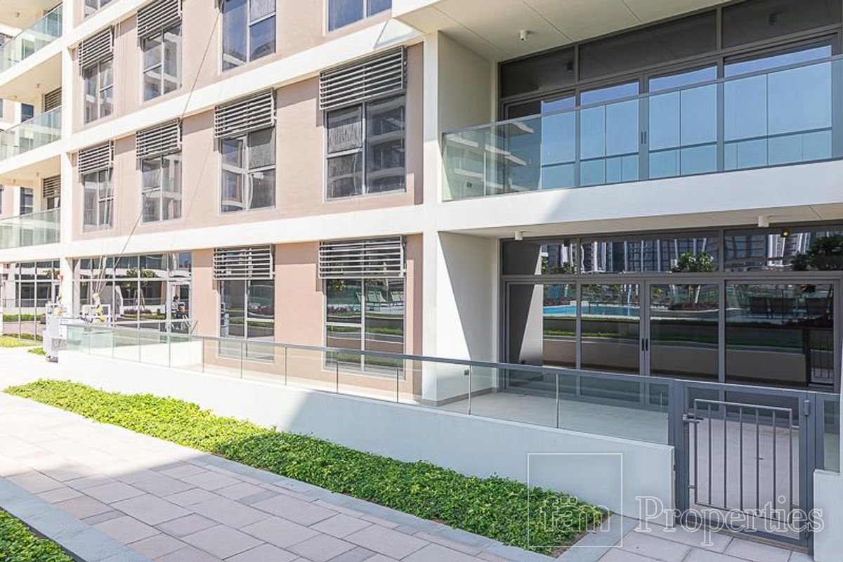 2bdr with huge terrace and pool view