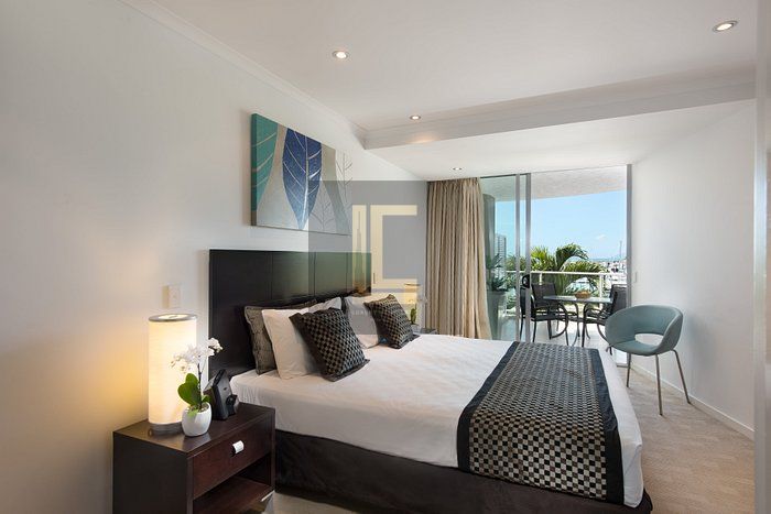 Exclusive Waterfront Retreat: Prime Residence