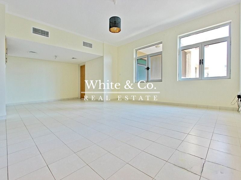 Vacant In April | 2 Bed+Study | Lake View