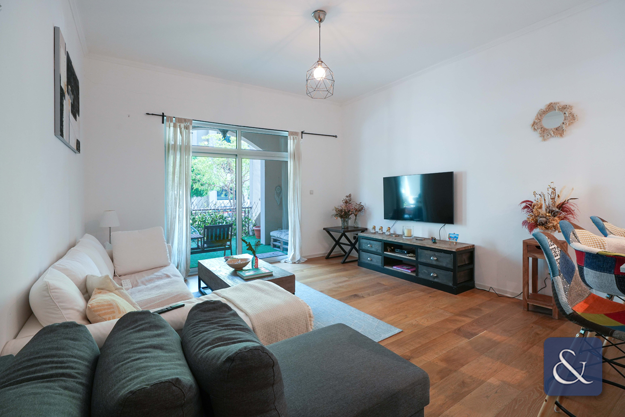 Large One Bedroom | Courtyard | 1.5 Bathroom